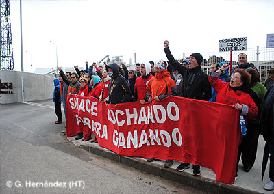 Diego esquiva a los trabajadores de Sniace concentrados en el Parque Empresarial Besaya