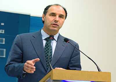 Diego pregunta por qué Rubalcaba «no se preocupó» por Sniace cuando gobernaba