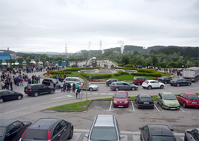 La plantilla de Sniace corta la rotonda de La Inmobiliaria y anuncia encierros y huelgas