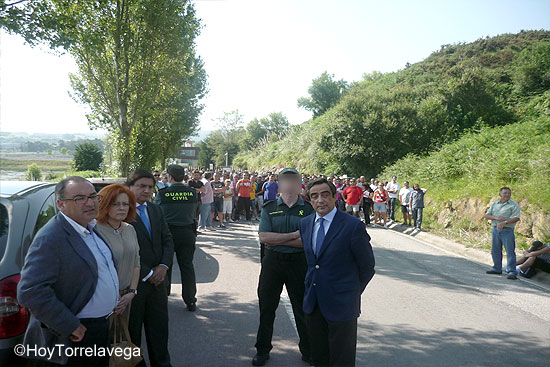 La protesta de los trabajadores de Sniace revienta la reunión de Medio Ambiente en la Vuelta Ostrera SniaceVuelaOstrera