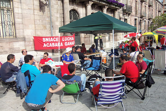 Los trabajadores de Sniace acampados frente al Ayuntamiento