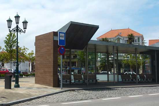 Mejoras en la terminal de autobuses de la plaza Viares y en las marquesinas del municipio