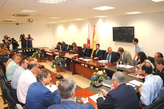 Gómez de Liaño se compromete a buscar “vías de solución inmediata” pero asegura que a día de hoy “no puede abrir Sniace”