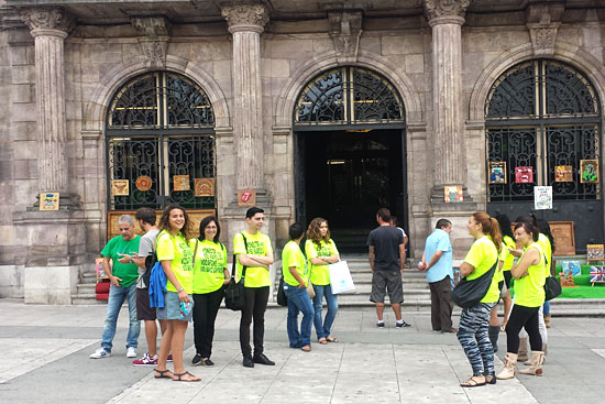 Los trabajadores de Golden Line realizan una sentada en el Ayuntamiento para exigir una reunión al alcalde