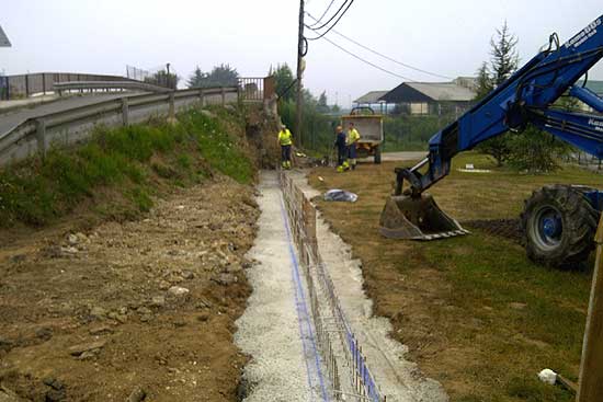El Ayuntamiento inicia las obras de mejora del puente de acceso al polígono industrial Tanos-Viérnoles