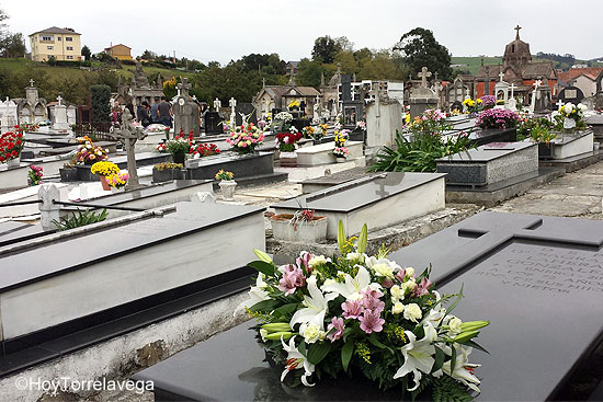 La tradición de Todos los Santos se cumplió y los cementerios se llenaron de visitantes y flores