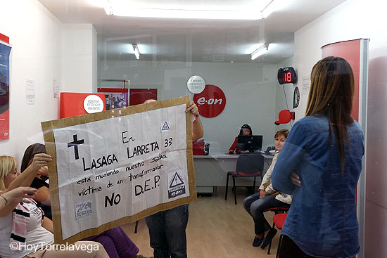 E.ON denuncia por coacciones a dos de los vecinos que se encerraron en la oficina de la eléctrica P14