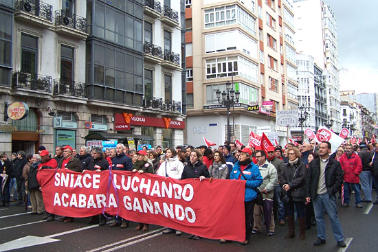 Miles de personas se manifiestan contra la reforma de las pensiones y en defensa de lo público