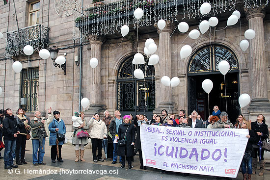 Globos blancos por las 46 mujeres víctimas este año de la violencia de género
