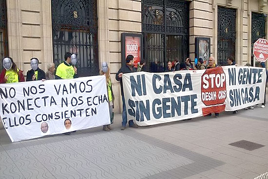 La Plataforma de Afectados por las Hipotecas y trabajadores de Konecta protestan ante el Banco Santander PahKonectaSantander