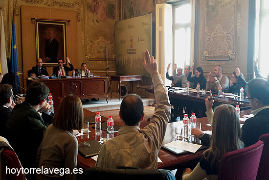 Calderón celebra su último pleno como alcalde con polémica por el aforo y con un agrio enfrentamiento con la oposición