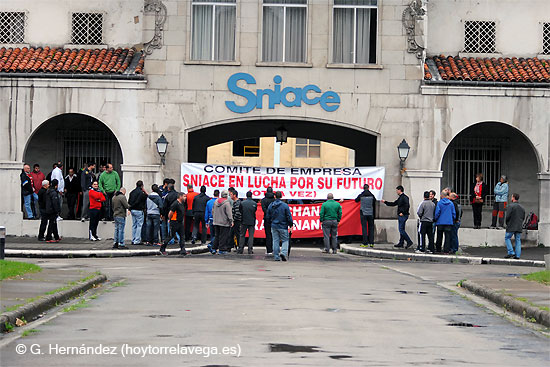 Paralizadas las demandas de los trabajadores de Sniace contra los despidos al pedir la administración concursal la ratificación del ERE Sniace0412