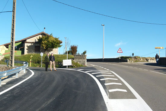 El nuevo carril de incorporación a la carretera Barreda-Suances elimina un punto negro en el tráfico de Cortiguera