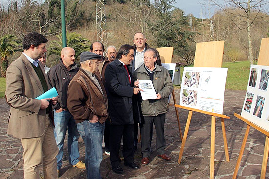 El alcalde entrega a los representantes vecinales un dossier con la situación de las inversiones en el Barrio Covadonga AlcaldeBarrioCovadonga