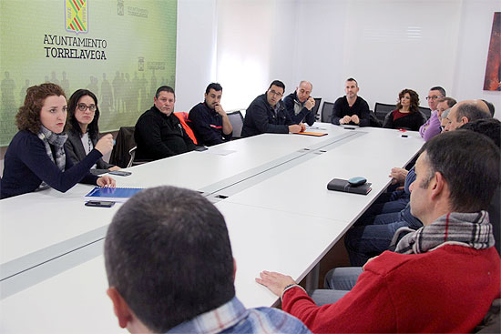 El equipo de Gobierno se reúne con la Mesa negociadora, dentro de la ronda para tomar contacto con el personal municipal AlcaldesaMesaNegociadora