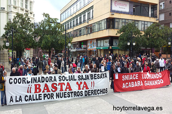 Concentración bajo el lema “Porque todos somos Gamonal” en apoyo de los vecinos del barrio burgalés