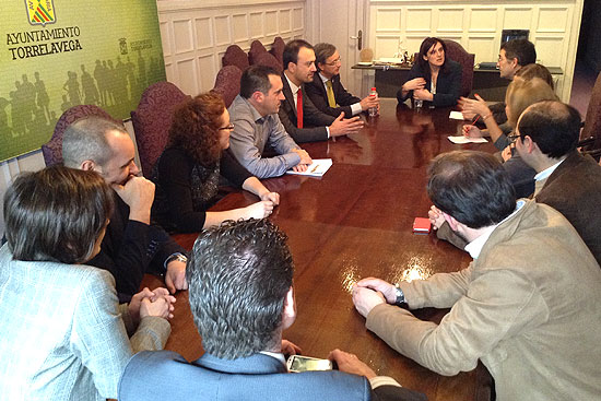 La alcaldesa lamenta que el PP no haya querido estar en la foto institucional de la nueva Corporación