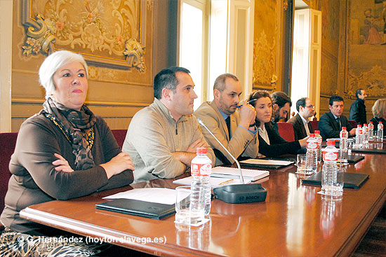 Gómez Morante escenifica en el pleno el alejamiento de sus todavía compañeros socialistas y la buena relación con Calderón