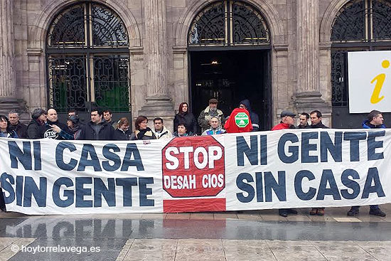 La PAH califica de “inaudito” que el presidente vecinal de un barrio golpeado por el paro “boicotee” la ayuda a los desahuciados PAHConcentracion01