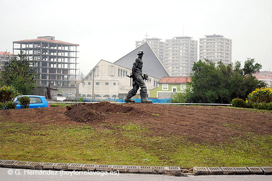El equipo de Gobierno asegura que los informes técnicos avalaban la necesidad de talar los cipreses de la “rotonda del minero” BarrioCovadongaTala02