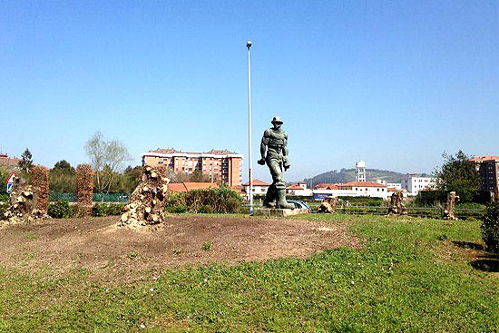 La Asociación del Barrio Covadonga denuncia que la tala realizada por el Ayuntamiento ha “destrozado” la rotonda del minero BarrioCovadongatala