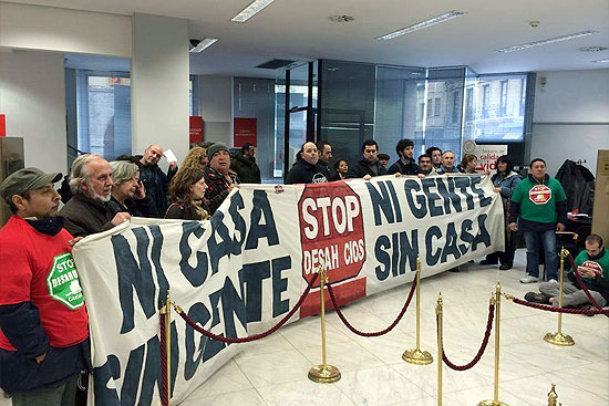 Una nueva ocupación de la PAH logra que el Santander revise una dación en pago y que la UCI nombre un interlocutor en Cantabria PAHBancoSantander