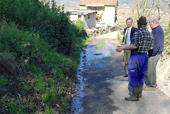 García Carmona anuncia la solución a los desprendimientos en la carretera del manantial de Repuente en Viérnoles PRCPedroGTaludVier