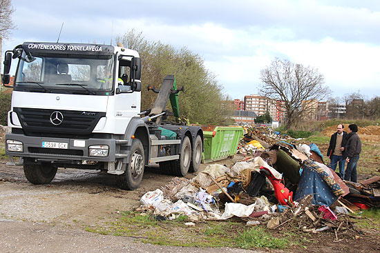 Los operarios del Serca comienzan la limpieza y saneamiento del vertedero incontrolado junto a la Finca del Asilo