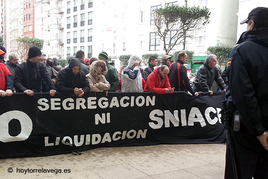 Los trabajadores de Sniace desafían el temporal para decir “No segregación ni liquidación” en la Gala del Deporte SniaceGalaDeporte