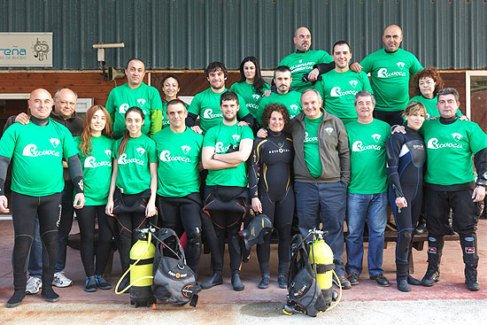 El consejero de Medio Ambiente colabora con voluntarios de PROVOCA en la limpieza en la playa de Los Caballos de Miengo