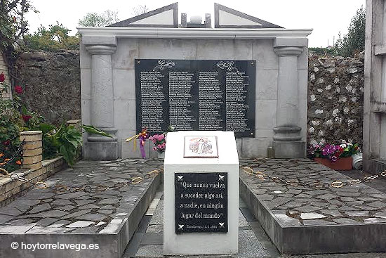 UGT celebra el aniversario de la II República con una ofrenda floral en el cementerio de La Llama y una conferencia RepublicaCemanterioLlama