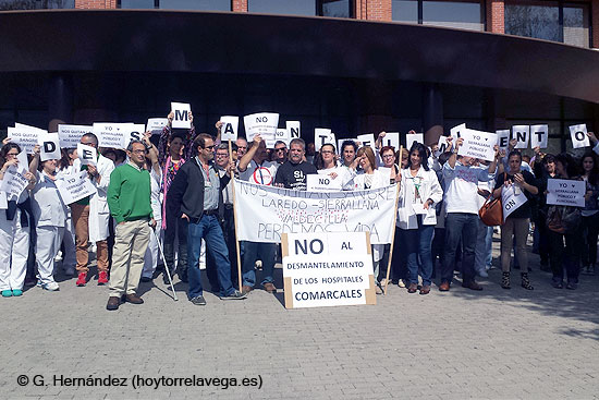 Concentración de profesionales y usuarios de Sierrallana para “frenar” el desmantelamiento de los hospitales comarcales SierrallanaConcenPersonal