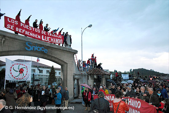 Los trabajadores de Sniace salen del encierro al mediodía de este sábado SniaceEncierroManifa2104