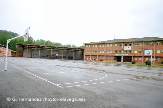La pista del colegio Mies de Vega se convertirá en un pabellón deportivo equipado para hockey sobre patines y patinaje artístico MiesDeVegaPista02