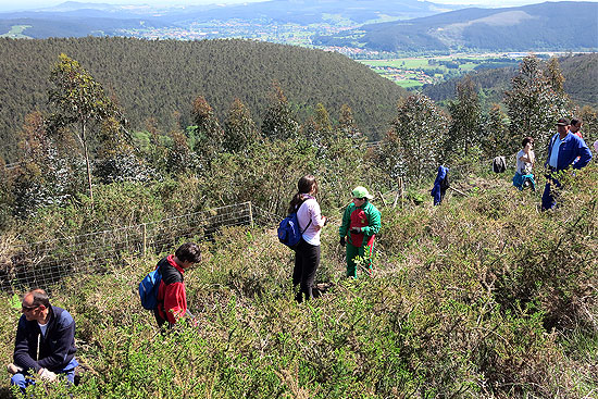 Los escolares de Torrelavega se acercan al Monte Dobra y participan en la reforestación de la sierra MonteDobraCervantes