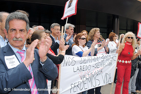 Revilla: “Si la movilización continúa, van a tener que dar marcha atrás con la privatización encubierta de la sanidad” SierrallanaAbrazoPRC