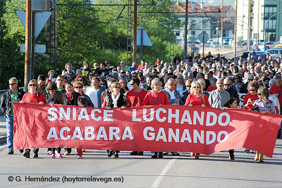 Los trabajadores de Sniace comenzarán éste miércoles a firmar sus contratos después de tres años despedidos SniaceManifa1605