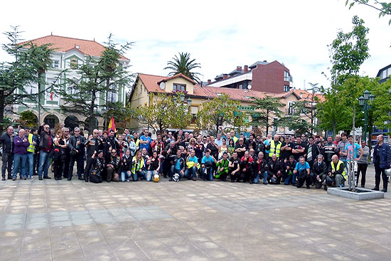 Desfile de antorchas en honor a los compañeros fallecidos en la IV Concentración Motera Amigos Peñará en Suances SuancesConcentracionMoto
