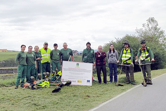 Trabajos de limpieza y puesta a punto del carril bici de Suances de cara al verano SuancesLimpiezaCarrilBici
