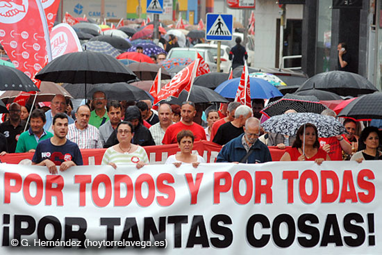 Pese a todo y “por todos”, Torrelavega sale unida a la calle para lanzar un “grito desesperado” Huelga18JManifa01