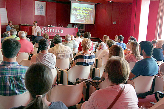 Medio centenar de personas asisten al primer taller de aprendizaje de balcones ecológicos “Pon un huerto en tu casa” PSOEUrracaInicioTaller