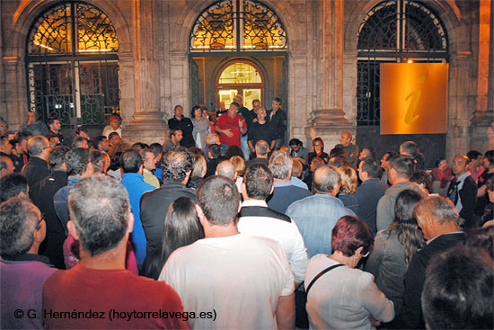 La dirección insta a los trabajadores a recurrir la sentencia de la Audiencia y el comité exige a Sniace que presente un plan SniaceEncierroAyto03