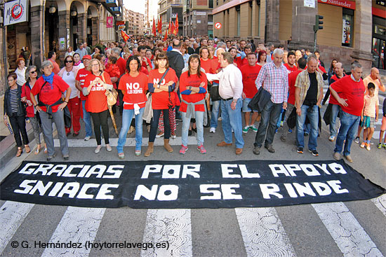 Los trabajadores de Sniace vuelven el día 9 a la calle para recordar que el objetivo es reabrir la fábrica SniaceManifa0207