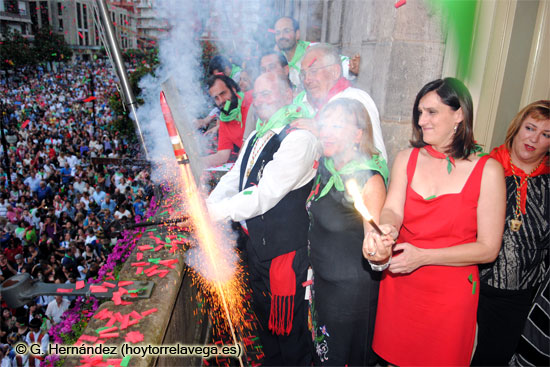 Folclore, Leonor, confeti, lluvia y miles de personas en el chupinazo de las Fiestas de la Virgen Grande Fiestas2014Pregon