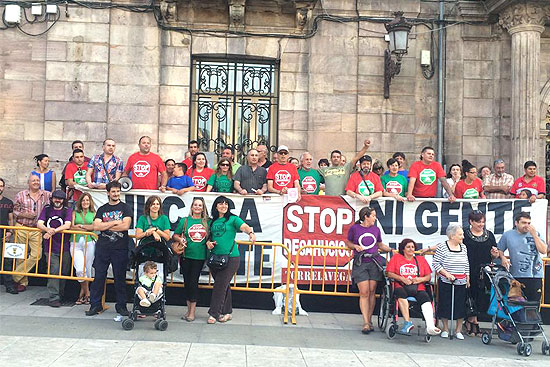 La PAH de Torrelavega celebrará sus asambleas a la puerta del Ayuntamiento hasta que les concedan un local PAHAyuntamiento