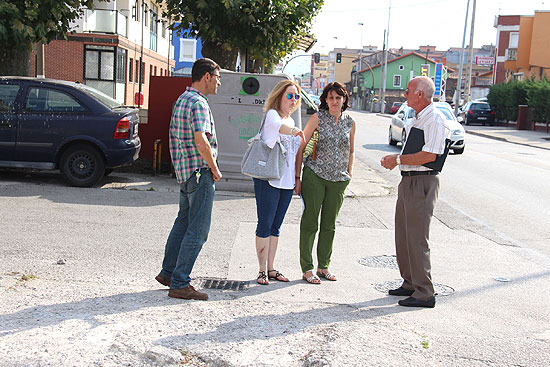 La alcaldesa se compromete con los vecinos de Barreda a reivindicar la variante a la Avenida de Solvay y el saneamiento AlcaldesaBarredavecinos