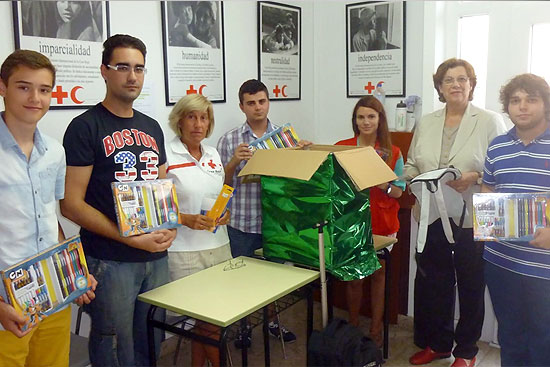 Los jóvenes del PP ofrecen a los del PSOE reclamar juntos a la alcaldesa mayor apoyo económico a los Servicios Sociales PPJuventudMaterialCruzRoja