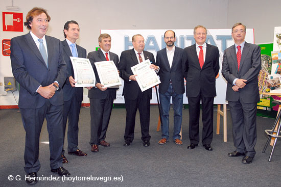 Hábitat reconoce a los “fieles” expositores Grupo Armando Álvarez, Banco Santander y COQUISA sus 25 años de apoyo Habitat2014