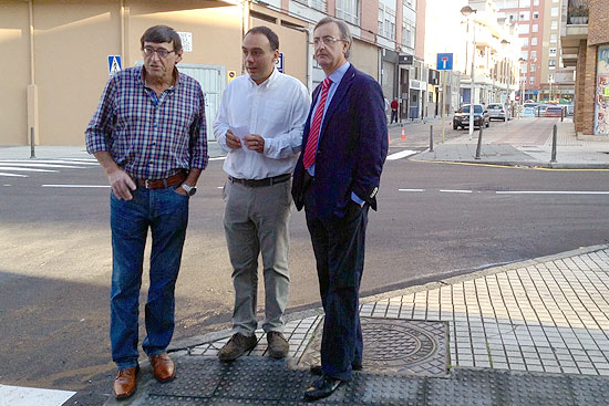 García Carmona asegura que con el asfaltado de la calle Pando y del vial de Pintor Modinos se completa la mejora de la zona PRCPedroGCallePando