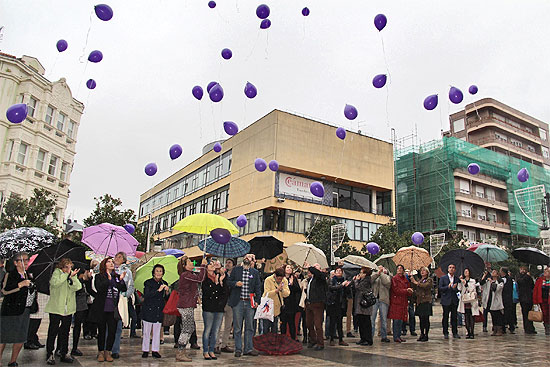 Torrelavega pide en el Día Contra la Violencia de Género sensibilización social y prevención DiaViolenciaGenero2511
